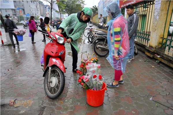 Mưa rét, cửa hàng hoa tươi vắng khách trong ngày Quốc tế Phụ nữ 7