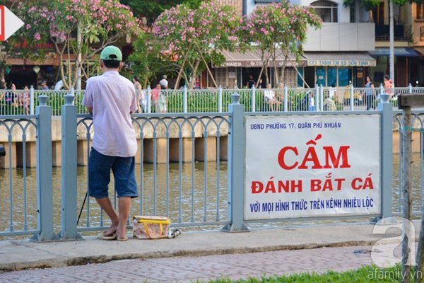 Phớt lờ biển cấm người dân câu cá kênh Nhiêu Lộc_1