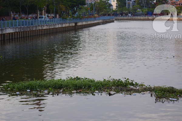 Phớt lờ biển cấm người dân câu cá kênh Nhiêu Lộc_10