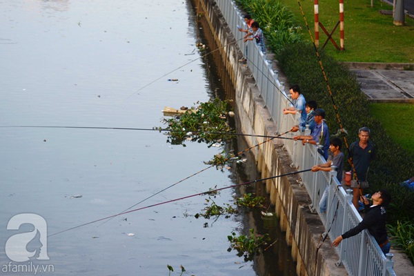 Phớt lờ biển cấm người dân câu cá kênh Nhiêu Lộc_2