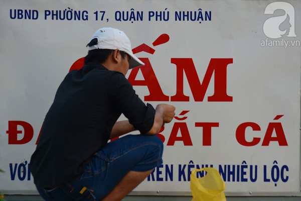 Phớt lờ biển cấm người dân câu cá kênh Nhiêu Lộc_7