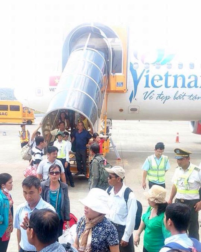 Vietjet Air delay gần 12 giờ, hành khách mệt mỏi ở sân bay 1