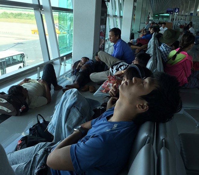 Vietjet Air delay gần 12 giờ, hành khách mệt mỏi ở sân bay 2