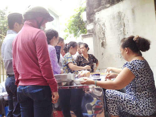 Xếp hàng ăn bánh 'mắng', phở 'chửi' ở Sài Gòn 1
