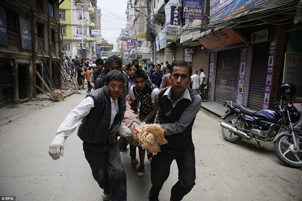 Động đất kinh hoàng ở Nepal 700 người thuộc 4 quốc gia thiệt mạng_1