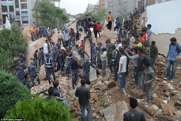 Động đất kinh hoàng ở Nepal 700 người thuộc 4 quốc gia thiệt mạng_2