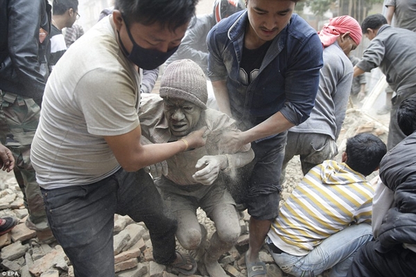 Động đất kinh hoàng ở Nepal 700 người thuộc 4 quốc gia thiệt mạng_3