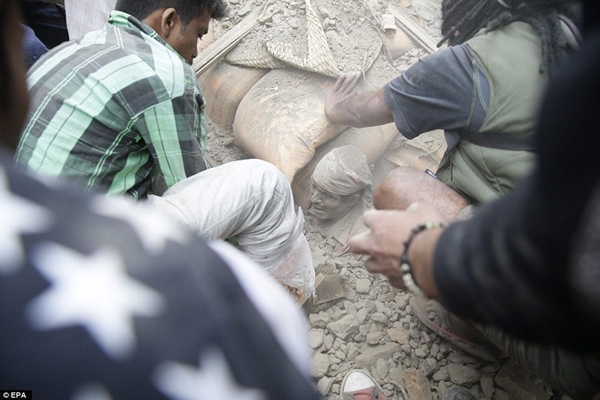 Động đất kinh hoàng ở Nepal 700 người thuộc 4 quốc gia thiệt mạng_4