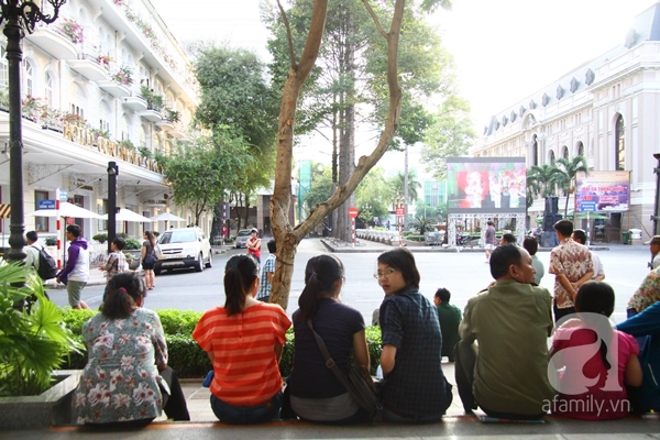 Người Sài Gòn thích thú xuống đường xem lễ duyệt binh qua màn ảnh rộng_1