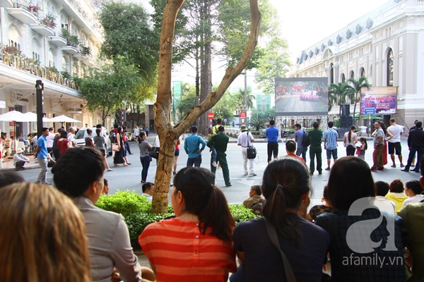 Người Sài Gòn thích thú xuống đường xem lễ duyệt binh qua màn ảnh rộng_8