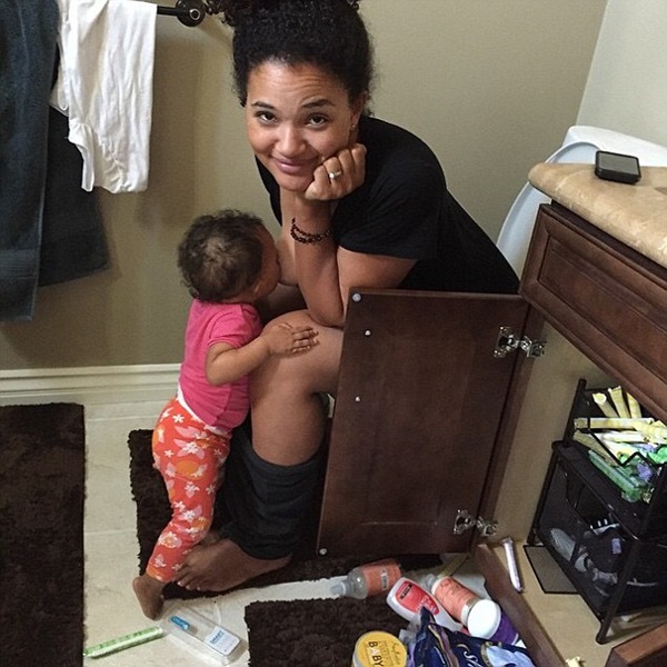bức ảnh bà mẹ cho con bú trong nhà vệ sinh gây bão mạng xã hội_1