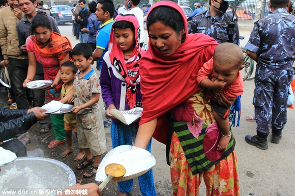 Những người sống sót sau động đất ở Nepal khốn khó vì thiếu nước và thực phẩm_1