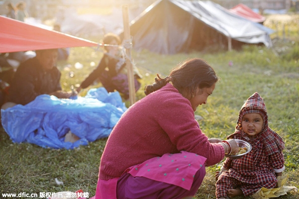 Những người sống sót sau động đất ở Nepal khốn khó vì thiếu nước và thực phẩm_3
