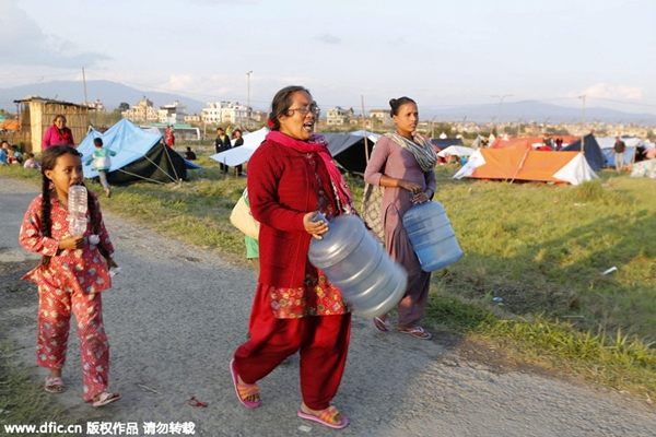 Những người sống sót sau động đất ở Nepal khốn khó vì thiếu nước và thực phẩm_6