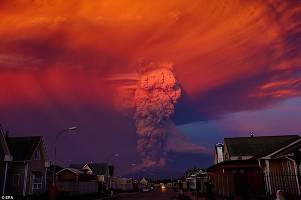Núi lửa phun trào sau 40 năm ngủ yên khiến hàng nghìn người tháo chạy_1