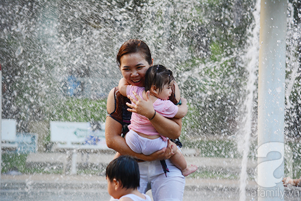 Nắng nóng đạt đỉnh, người Sài Gòn kéo nhau đi tắm mát_10