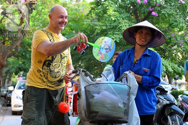 Ông Tây đẹp trai bán đồ chơi trẻ em gây sốt ở Hà Nội_15