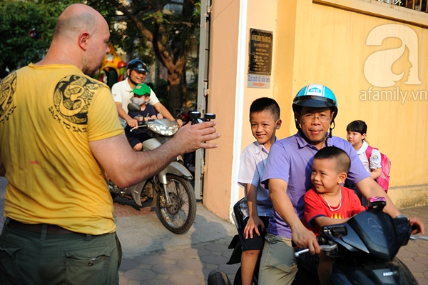 Ông Tây đẹp trai bán đồ chơi trẻ em gây sốt ở Hà Nội_2