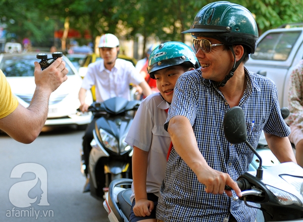 Ông Tây đẹp trai bán đồ chơi trẻ em gây sốt ở Hà Nội_7