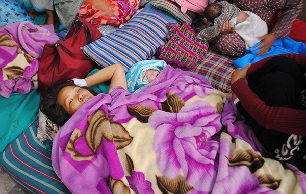 Khoảng khắc kinh hoàng của bà mẹ sinh con ngay thời điểm động đất ở Nepal_1