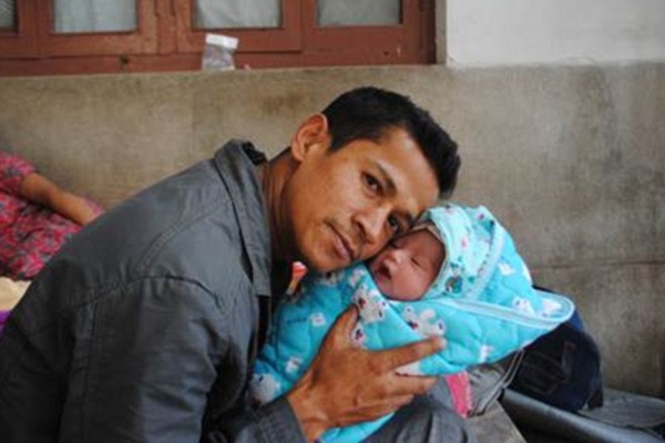 Khoảng khắc kinh hoàng của bà mẹ sinh con ngay thời điểm động đất ở Nepal_2