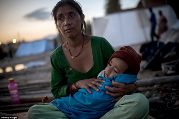 Khoảng khắc kinh hoàng của bà mẹ sinh con ngay thời điểm động đất ở Nepal_5