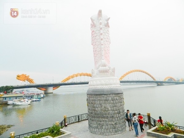 Cận cảnh tượng cá chép hóa rồng nặng 200 tấn phun nước ở Đà Nẵng_2