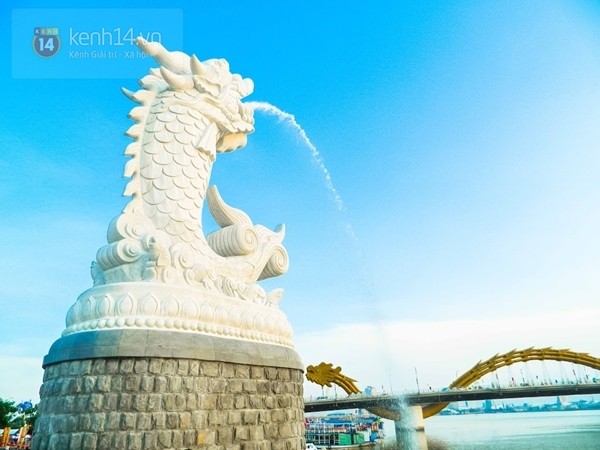 Cận cảnh tượng cá chép hóa rồng nặng 200 tấn phun nước ở Đà Nẵng_9