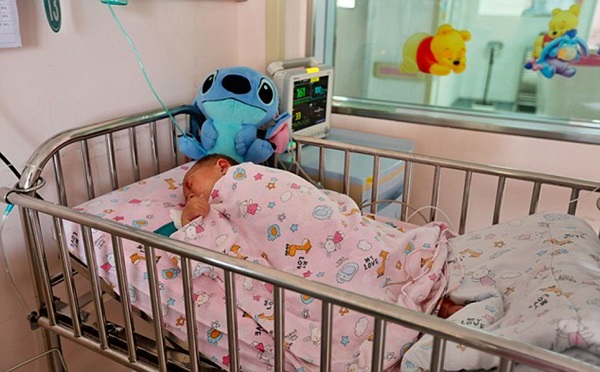 Quặn lòng bé gái 9 tháng tuổi bị cha chọc mù mắt_4 Quặn lòng bé gái 9 tháng tuổi bị cha chọc mù mắt_4
