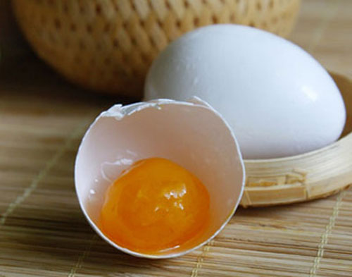 Ẩn họa khôn lường khi ăn trứng vịt sống 1