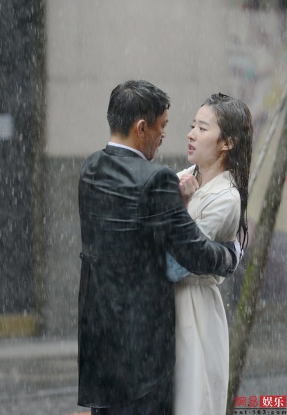 Lưu Diệc Phi bị tình cũ Phạm Băng Băng cưỡng hôn 2 Lưu Diệc Phi bị tình cũ Phạm Băng Băng cưỡng hôn 2