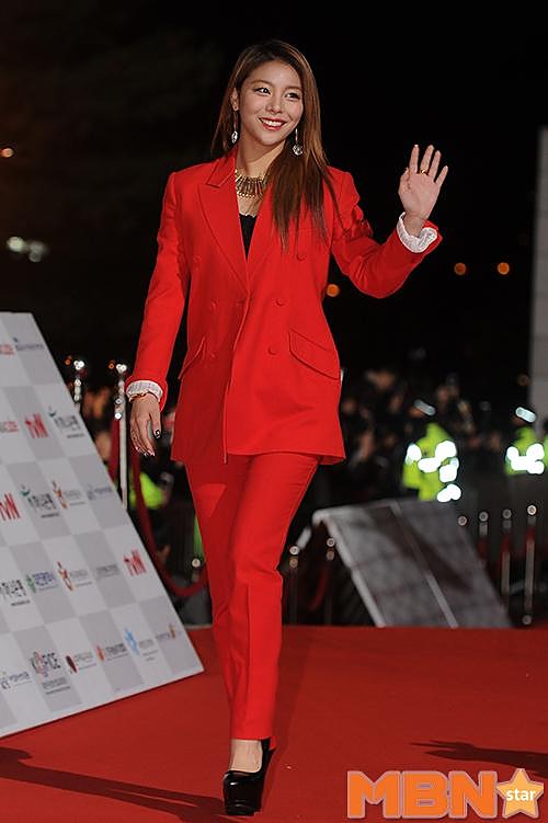 Kim Hee Sun tỏa sáng rạng rỡ trên thảm đỏ 13