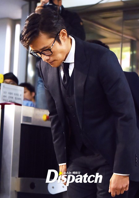 Lee Byung Hun cúi đầu trước rừng phóng viên tại tòa án 7