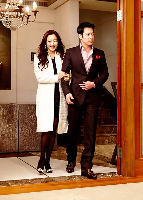 Ông xã Kim Hee Sun bảnh bao xuất hiện bên vợ 1