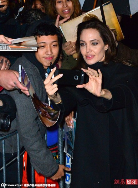Angelina Jolie thân thiện cầm điện thoại chụp hình khiến fan thích thú 2