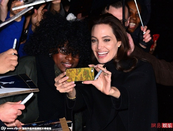 Angelina Jolie thân thiện cầm điện thoại chụp hình khiến fan thích thú 3