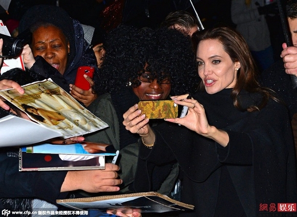 Angelina Jolie thân thiện cầm điện thoại chụp hình khiến fan thích thú 4