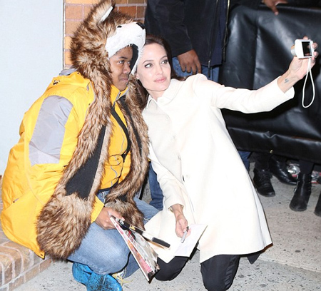 Angelina Jolie thân thiện cầm điện thoại chụp hình khiến fan thích thú 5
