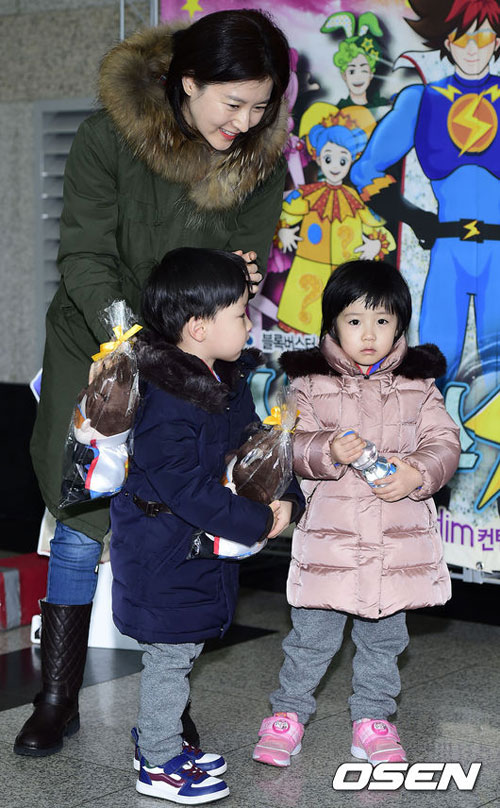 Lee Young Ae đưa cặp sinh đôi dễ thương đi dự tiệc 6