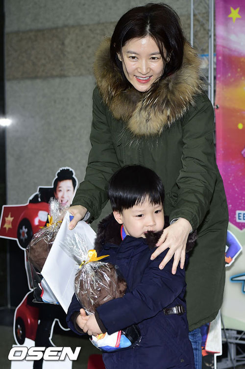 Lee Young Ae đưa cặp sinh đ&ocirc;i dễ thương đi dự tiệc 8