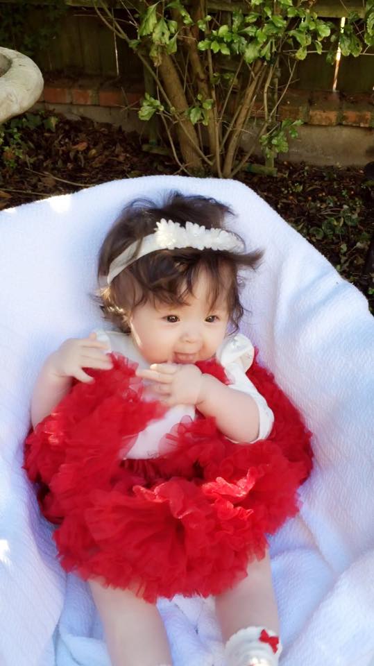 Con gái Elly Trần xinh như búp bê với đầm đỏ và băng đô hoa 3
