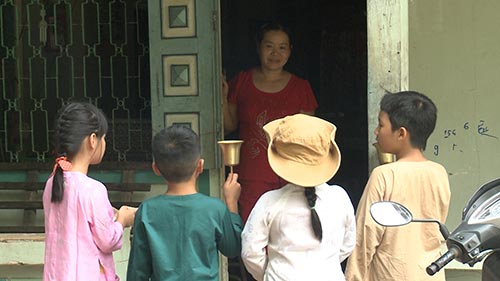 Con g&aacute;i Th&uacute;y Hạnh kh&oacute;c nức nở v&igrave; lạc đường 1