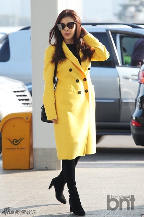 Ha Ji Won xuất hiện rực rỡ nổi bật tại sân bay 2