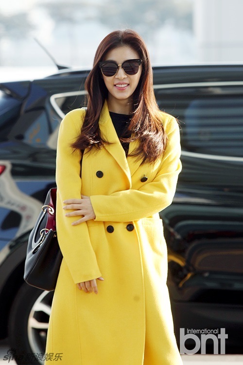 Ha Ji Won xuất hiện rực rỡ nổi bật tại sân bay 4