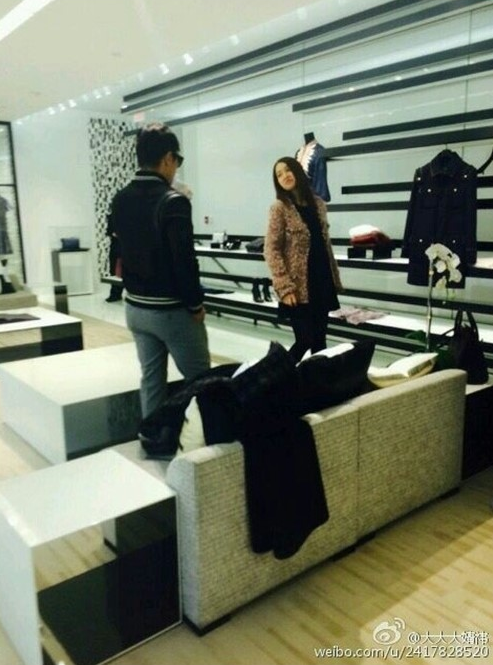 Lộ ảnh vợ chồng Lee Byung Hun đi mua sắm giữa 