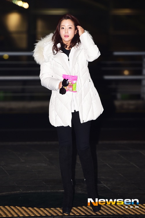 Kim Hee Sun xuất hiện nổi bật dù mặc đồ giản dị  4