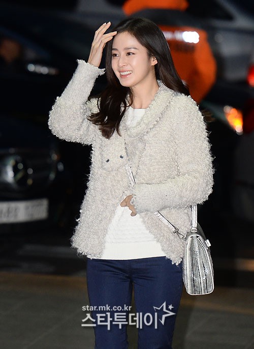 Kim Tae Hee tỏa sáng rạng rỡ tại sân bay 5