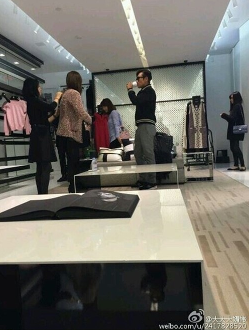 Lộ ảnh vợ chồng Lee Byung Hun đi mua sắm giữa 