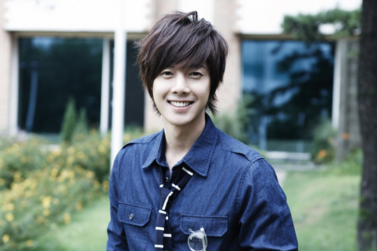 Bạn g&aacute;i bị h&agrave;nh hung đang lẩn trốn Kim Hyun Joong 2