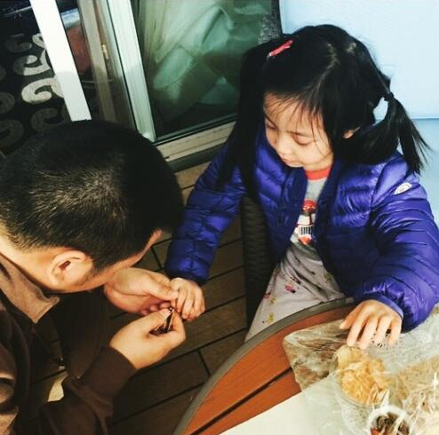 Triệu Vy bị người đàn ông lạ ôm eo ngay giữa phố 3 Triệu Vy bị người đàn ông lạ ôm eo ngay giữa phố 3